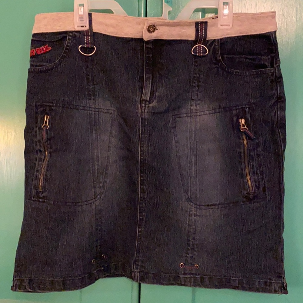 Cute denim skirt in size 14. Lots of detailing.